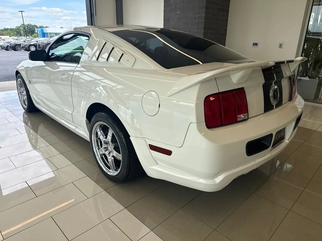 Used 2005 White Ford GT Deluxe image 3