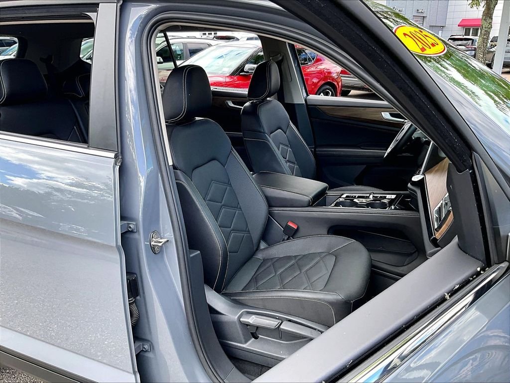 Used 2025 Gray Volkswagen 2.0T SE w/Technology image 11