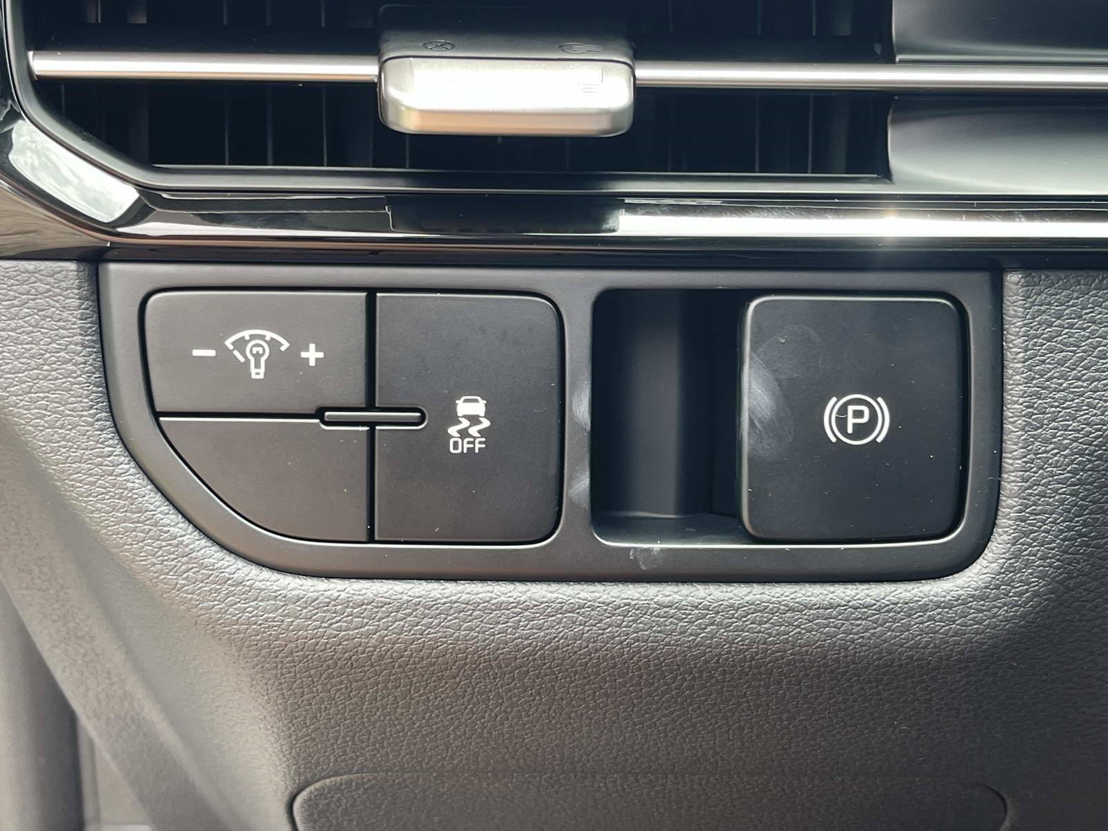 New 2026 Glacial White Pearl Kia LX image 29