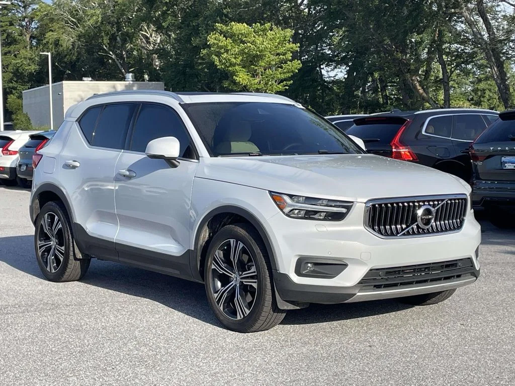 Used 2022 Glacier Silver Metallic Volvo Inscription image 1