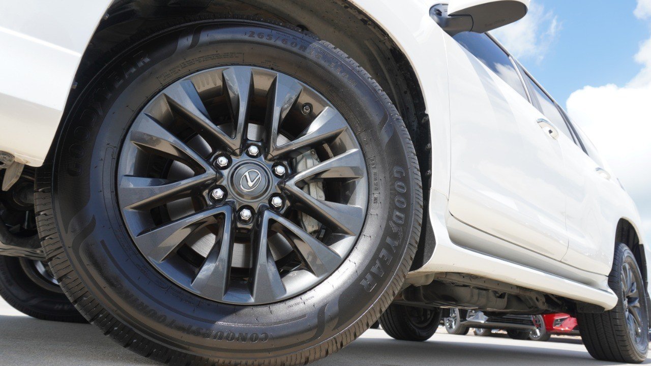 Certified Used 2023 EMINENT WHITE PEARL Lexus GX 460 Premium image 11