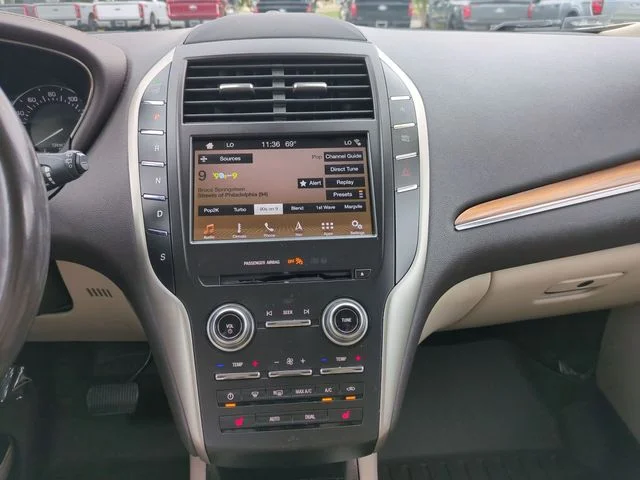 Used 2019 White Lincoln Select image 20