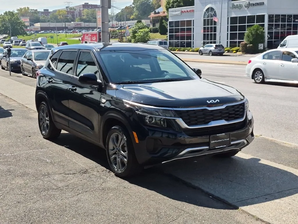 Used 2023 Black Kia LX image 3