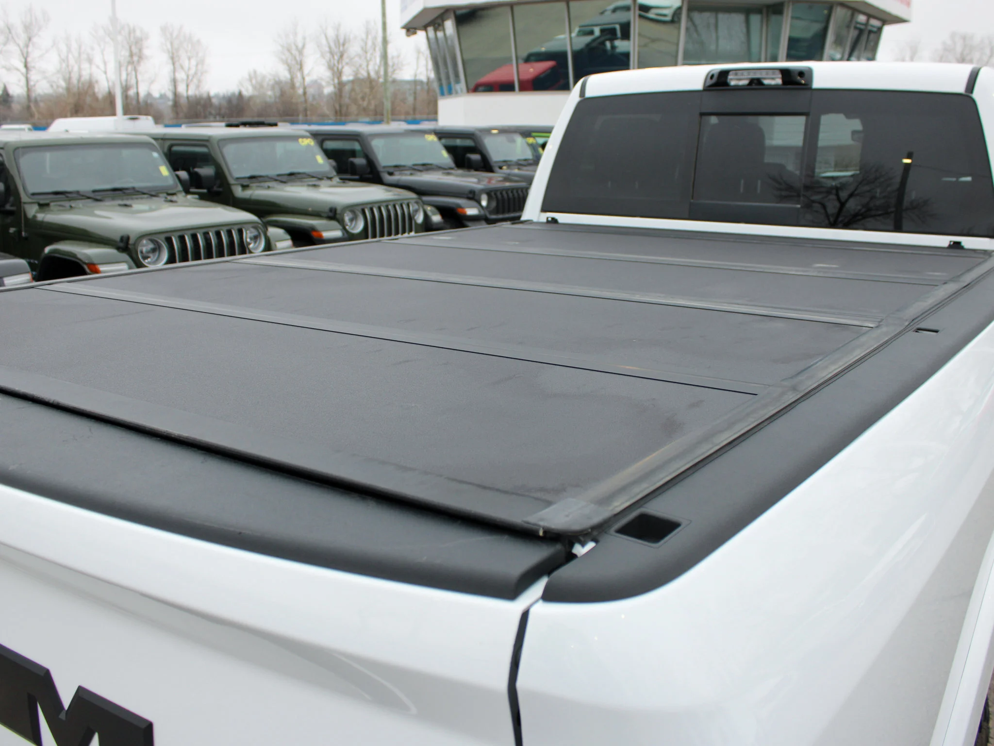 Certified Used 2025 White RAM Limited * Cummins Diesel | 5th Wheel & Gooseneck | Adaptive Cruise | Apple CarPlay | Tonneau Cover image 17