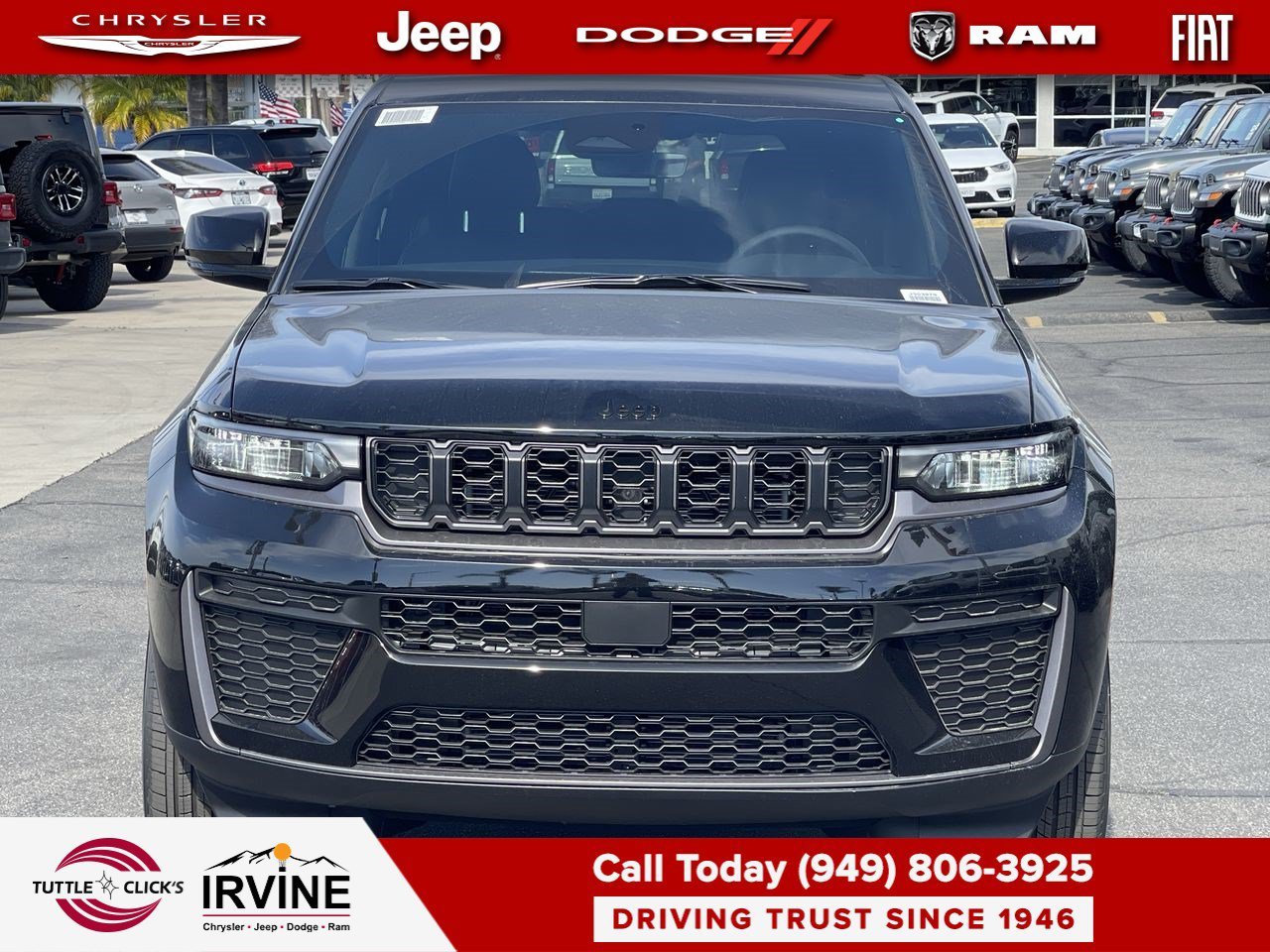 New 2026 Diamond Black Crystal Pearl-Coat Exterior Paint Jeep Laredo Altitude image 2