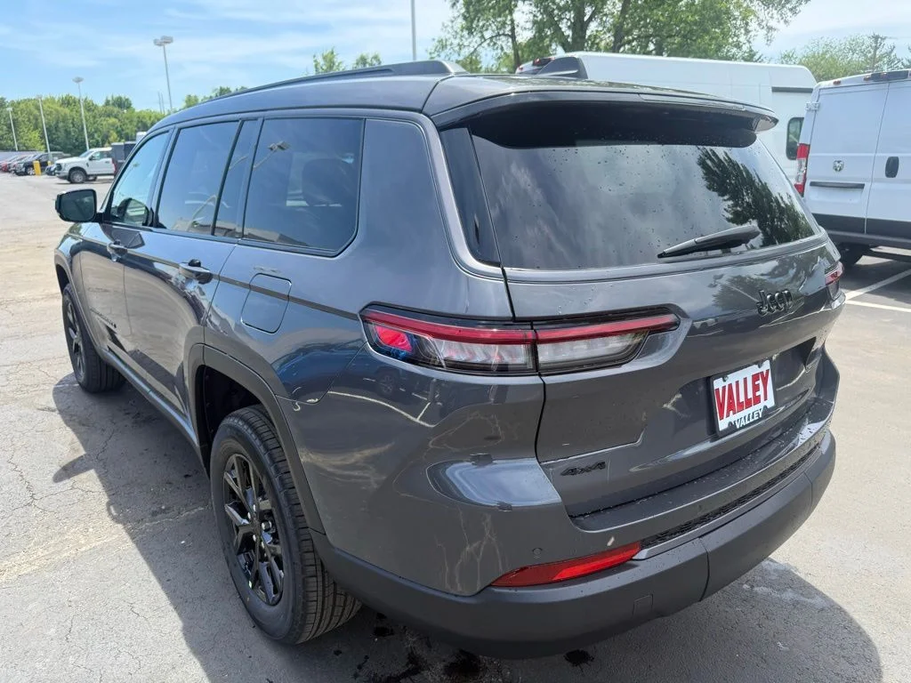 New 2026 Baltic Gray Metallic Clear-Coat Exterior Paint Jeep Laredo image 5