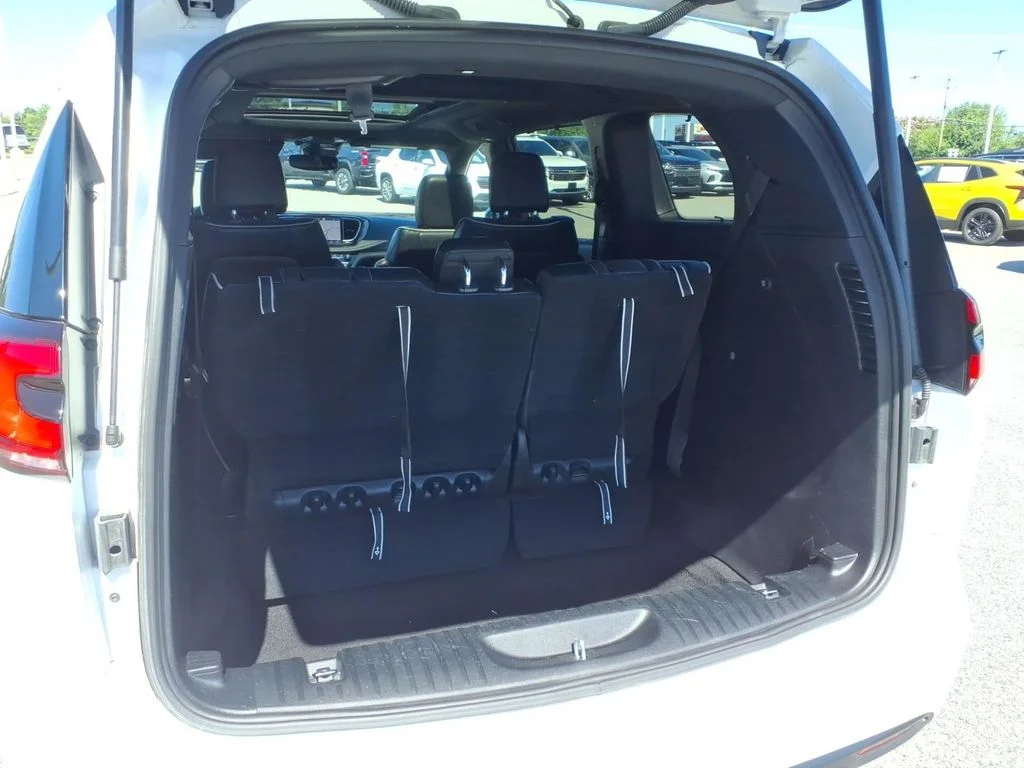 Used 2025 White Chrysler Limited image 33
