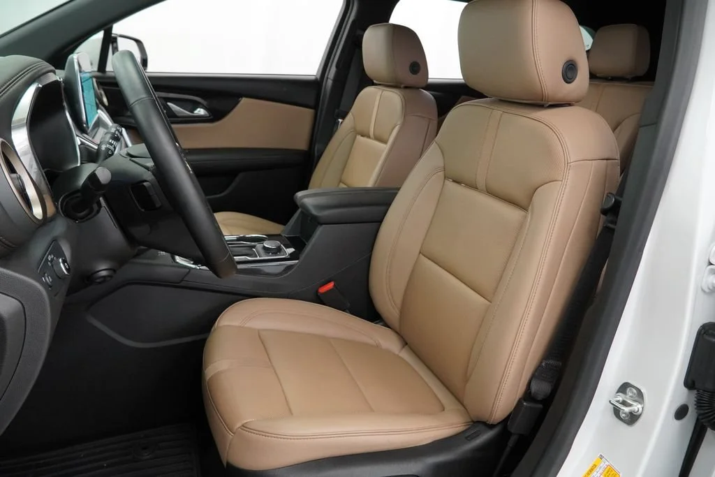 Used 2025 Iridescent Pearl Tricoat Chevrolet Premier image 10