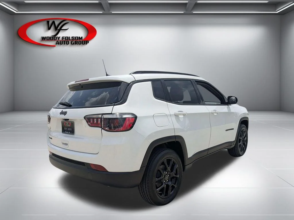 New 2026 Bright White Clear-Coat Exterior Paint Jeep Latitude image 3