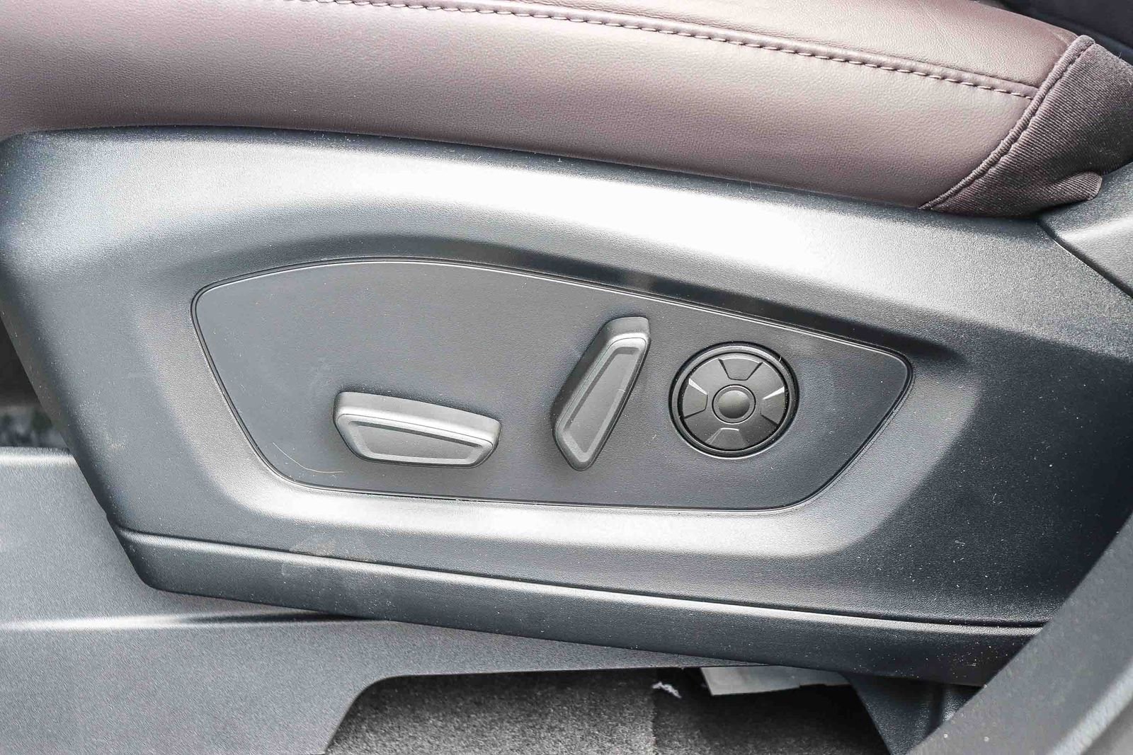 New 2026 Star White Metallic Tri-Coat Ford Platinum™ image 23