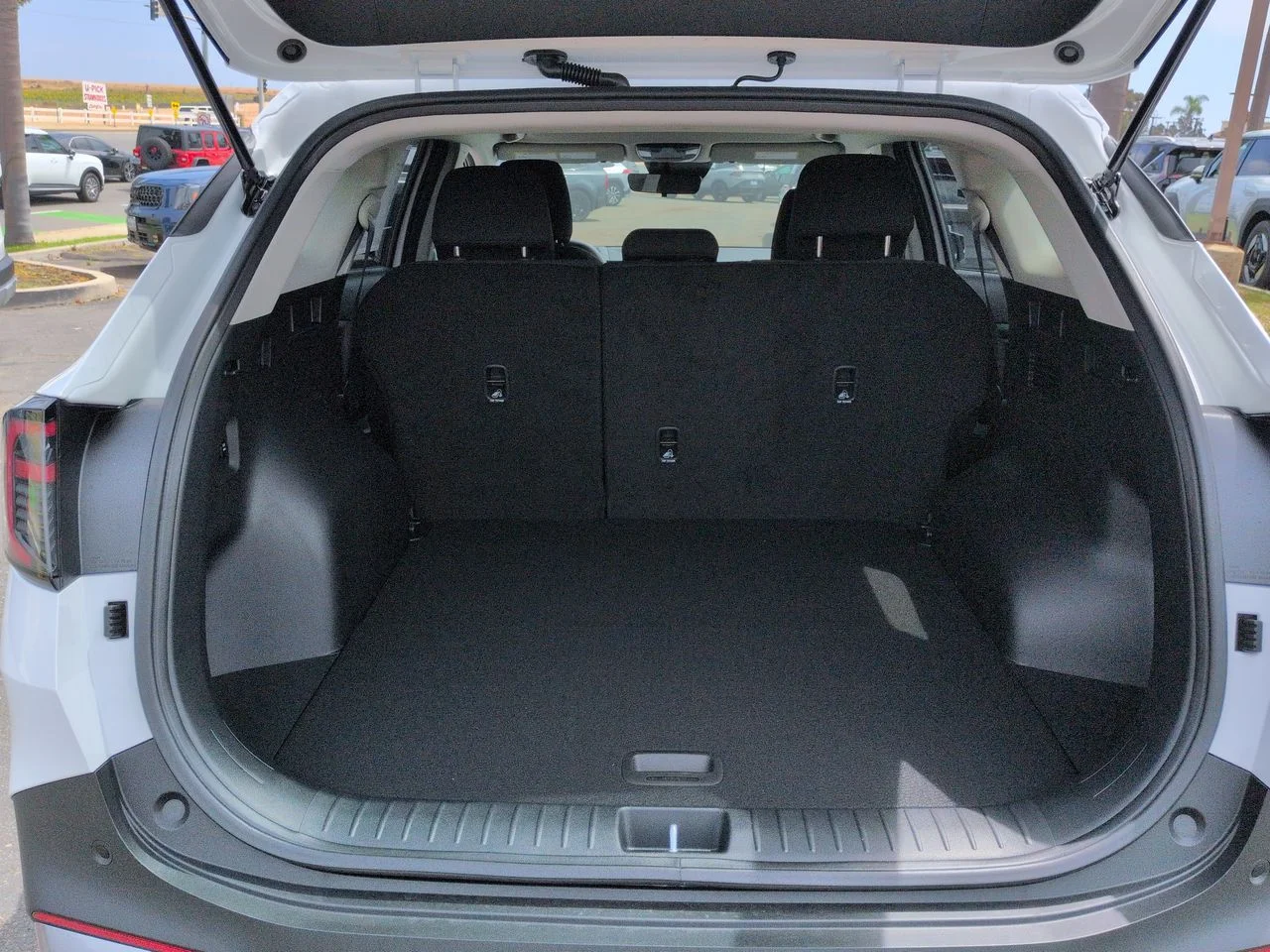 New 2026 Glacial White Pearl Kia LX image 27