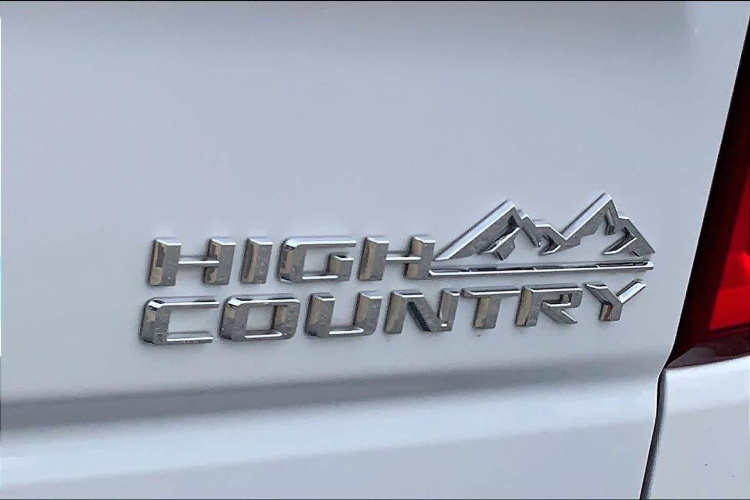 Used 2019 Iridescent Pearl Tricoat Chevrolet High Country image 9