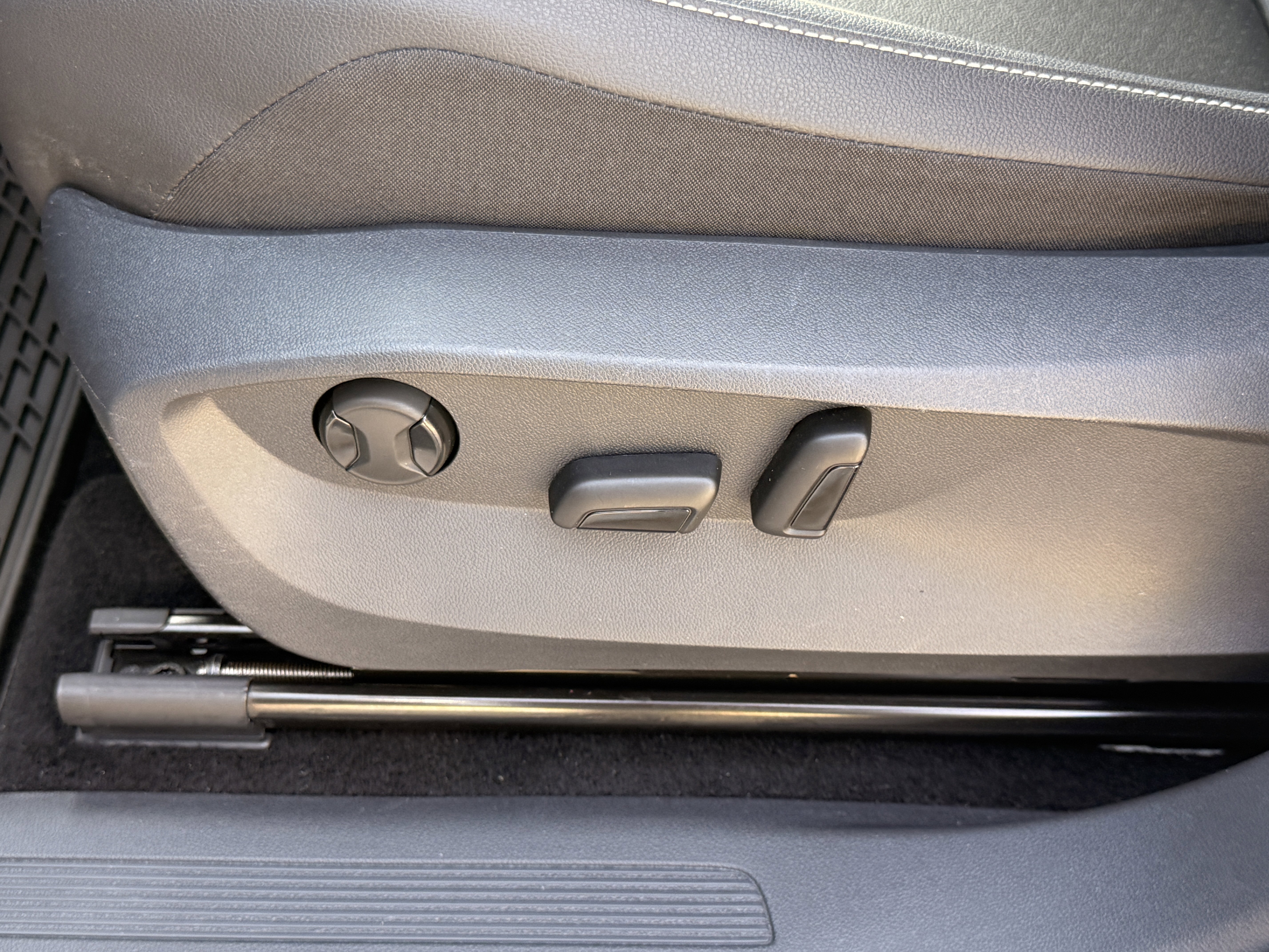 Used 2022  Volkswagen SE image 6