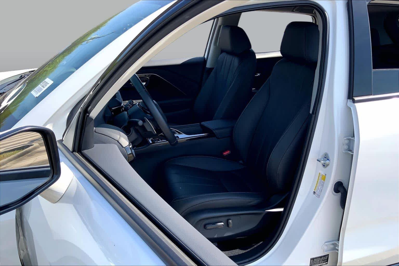 Used 2025 Platinum White Pearl Acura  image 8