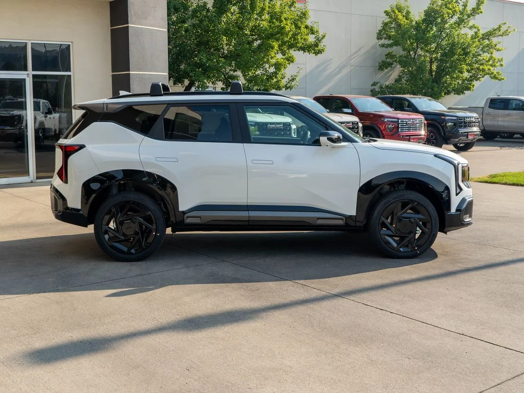 New 2027 Snow White Pearl Kia X-Line SX image 8