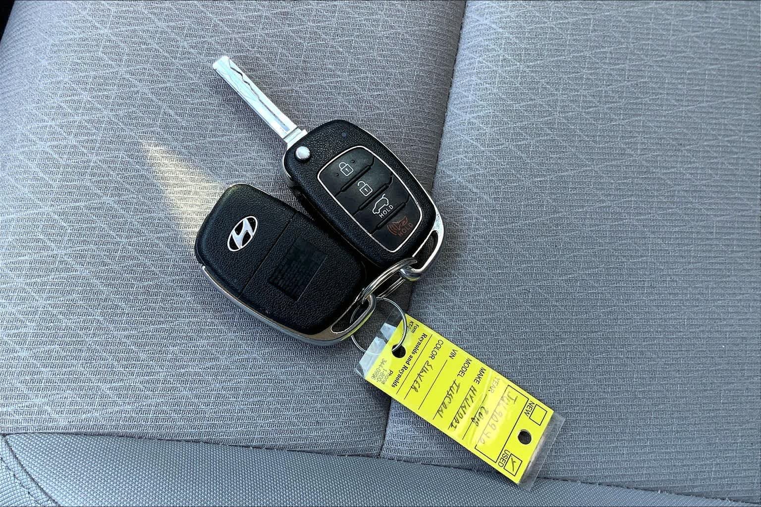 Used 2018 Molten Silver Hyundai SE image 14