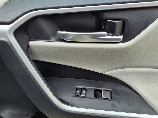 Used 2021 Silver Toyota XLE Premium image 27