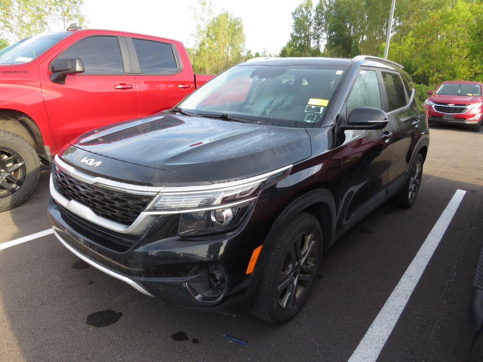 Used 2022 Cherry Black Kia S image 6