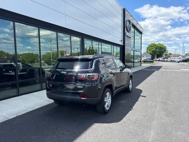 Used 2022 Black Jeep Latitude image 3