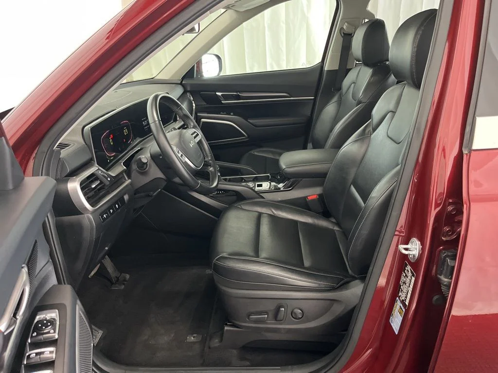 Used 2023 Red Kia S image 4