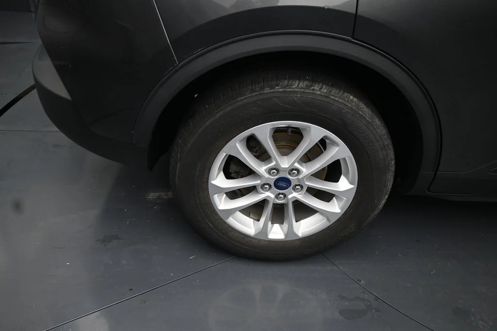 Used 2020 Gray Ford SE image 10