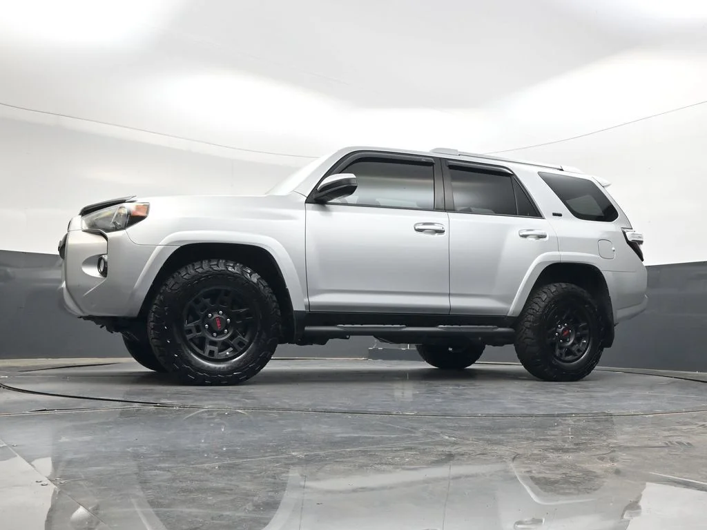 Used 2017 Classic Silver Metallic Toyota SR5 image 29