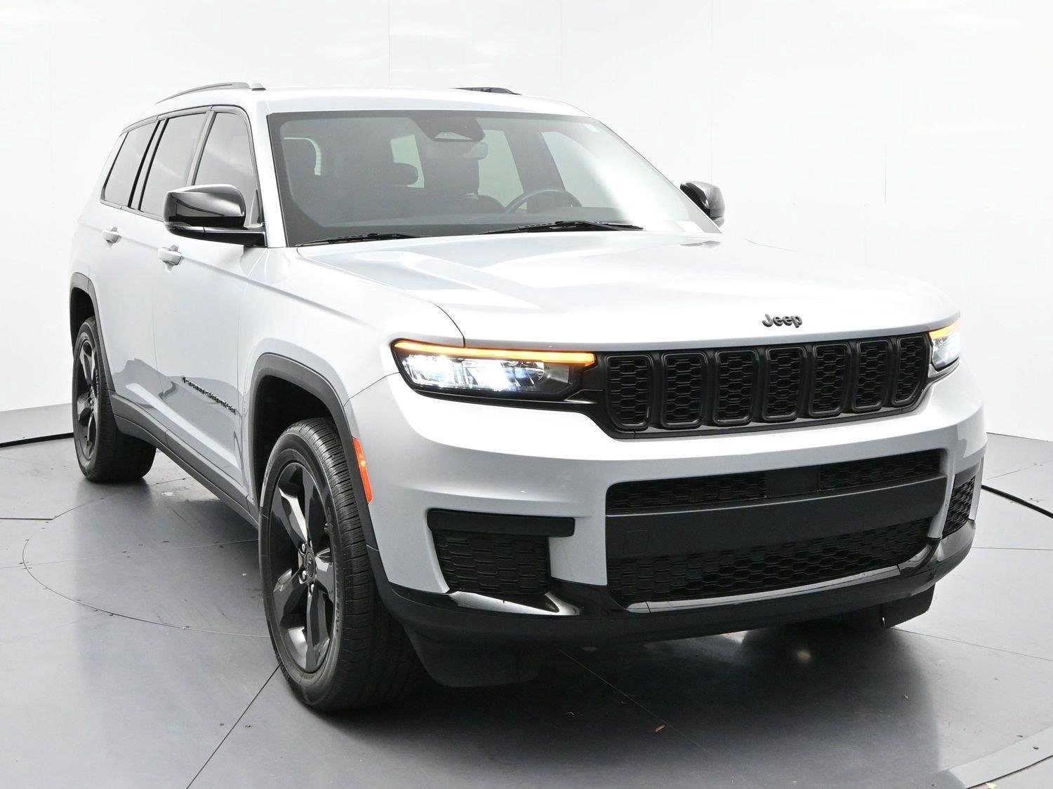 Used 2021 Silver Jeep Altitude image 2
