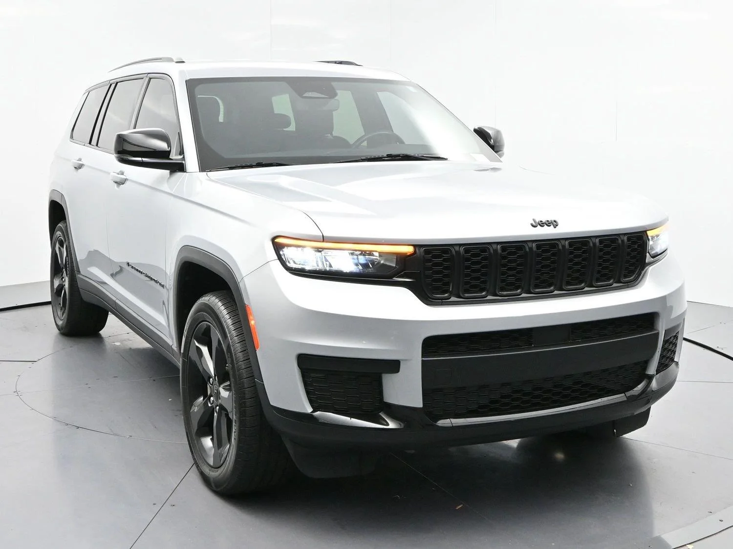 Used 2021 Silver Jeep Altitude image 2