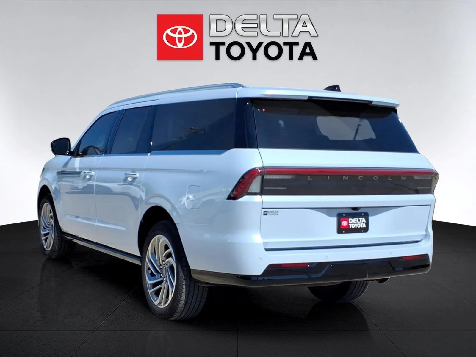 Used 2026 Crystal White Metallic Clearcoat Lincoln Reserve image 3