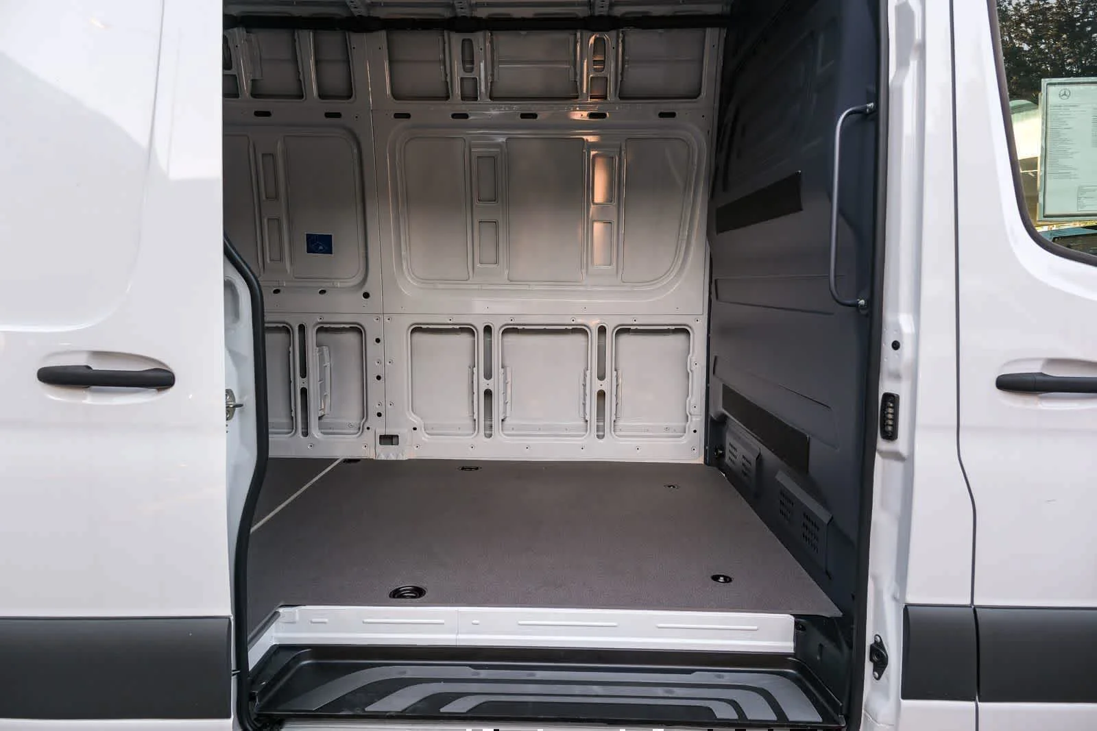 New 2025 Arctic+White Mercedes-Benz Cargo 170WB High Roof 113kw Battery RWD SO Motor image 20