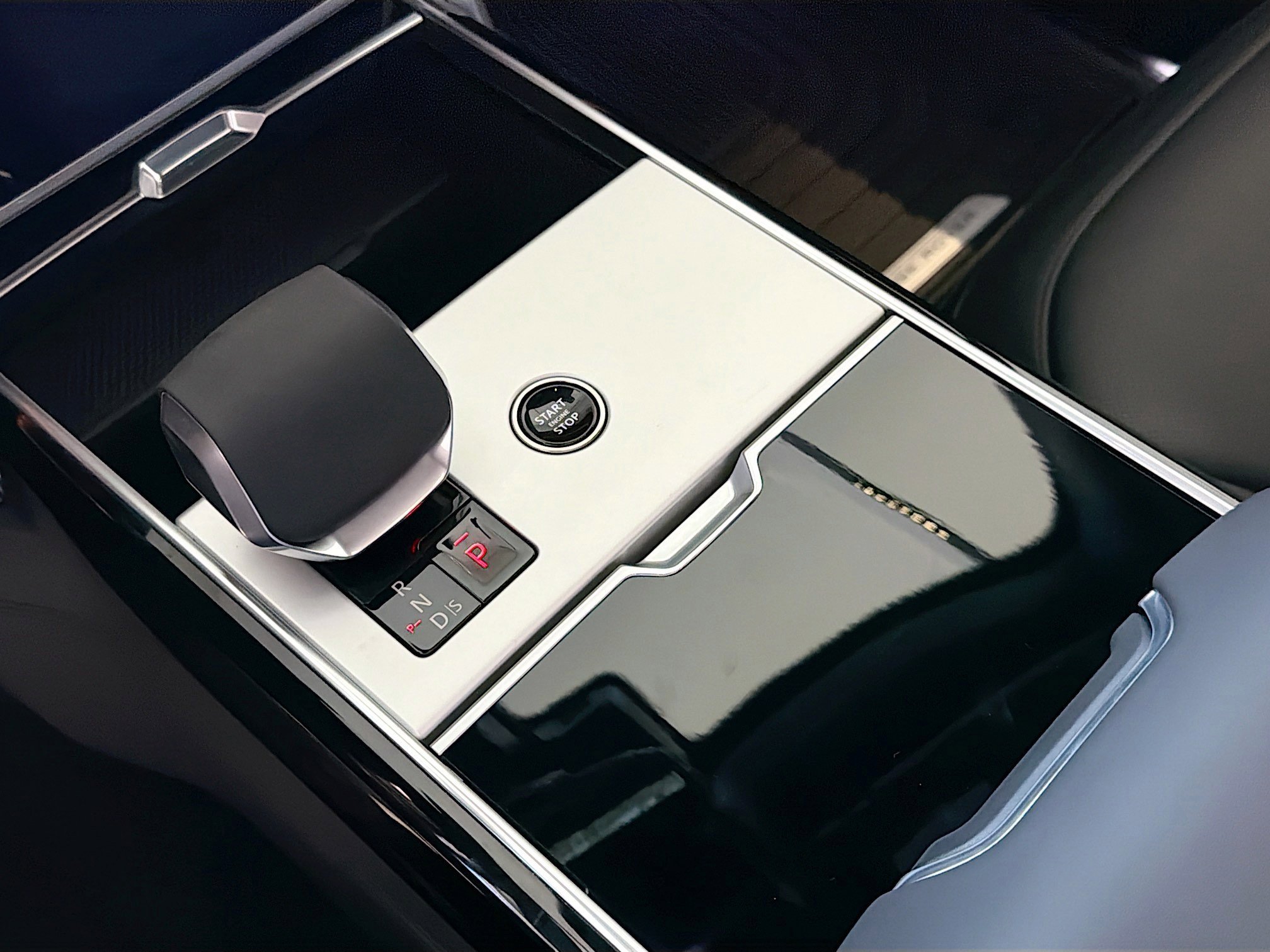 New 2026 Velocity Blue Satin Land Rover Autobiography image 26