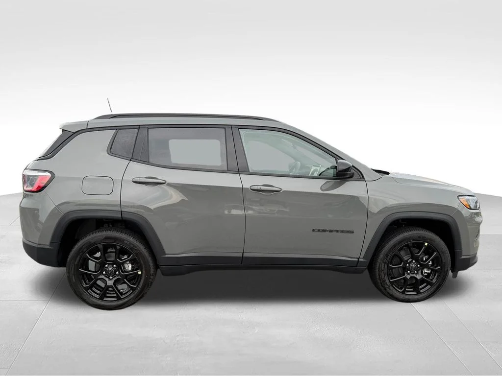 New 2026 Sting-Gray Clearcoat Jeep Latitude image 30