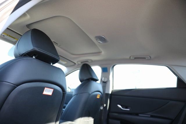 2025 Hyundai Elantra Limited - Photo 28