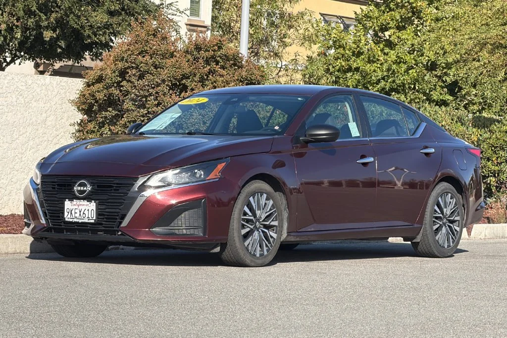 Used 2024 Garnet Pearl Metallic Nissan 2.5 SV image 8