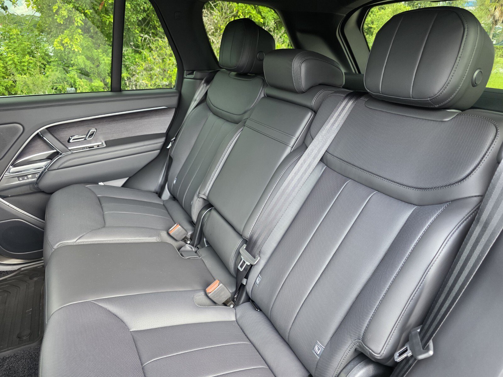 New 2026 Santorini Black Land Rover P400 SE image 14