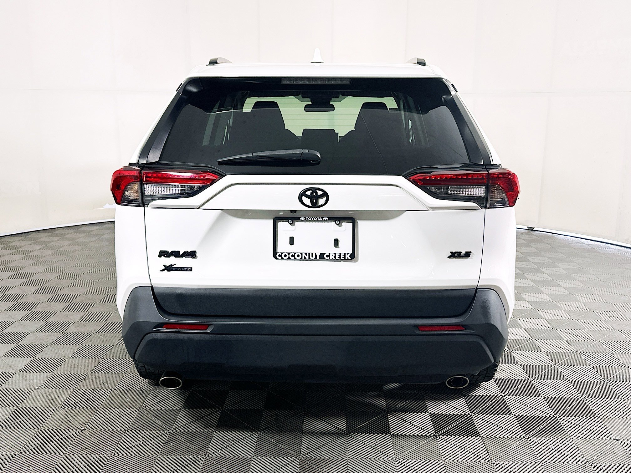 Used 2023 Ice Toyota XLE image 4