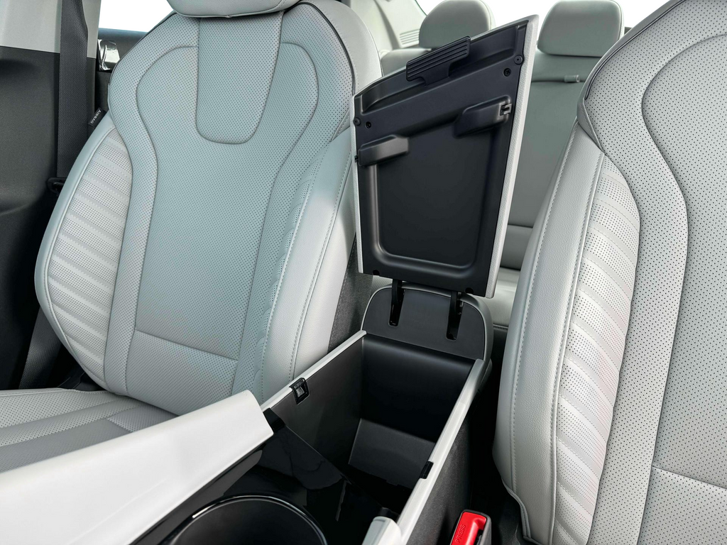2025 Hyundai Elantra Limited - Photo 19