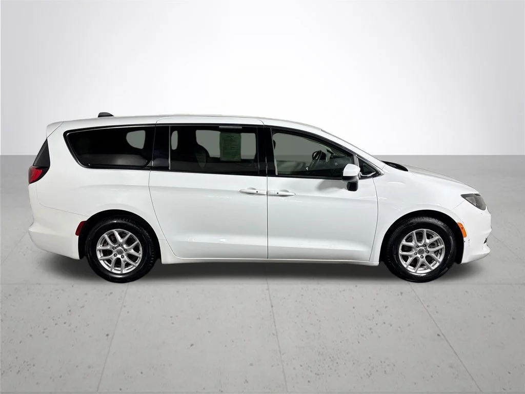 Used 2022 White Chrysler LX image 5