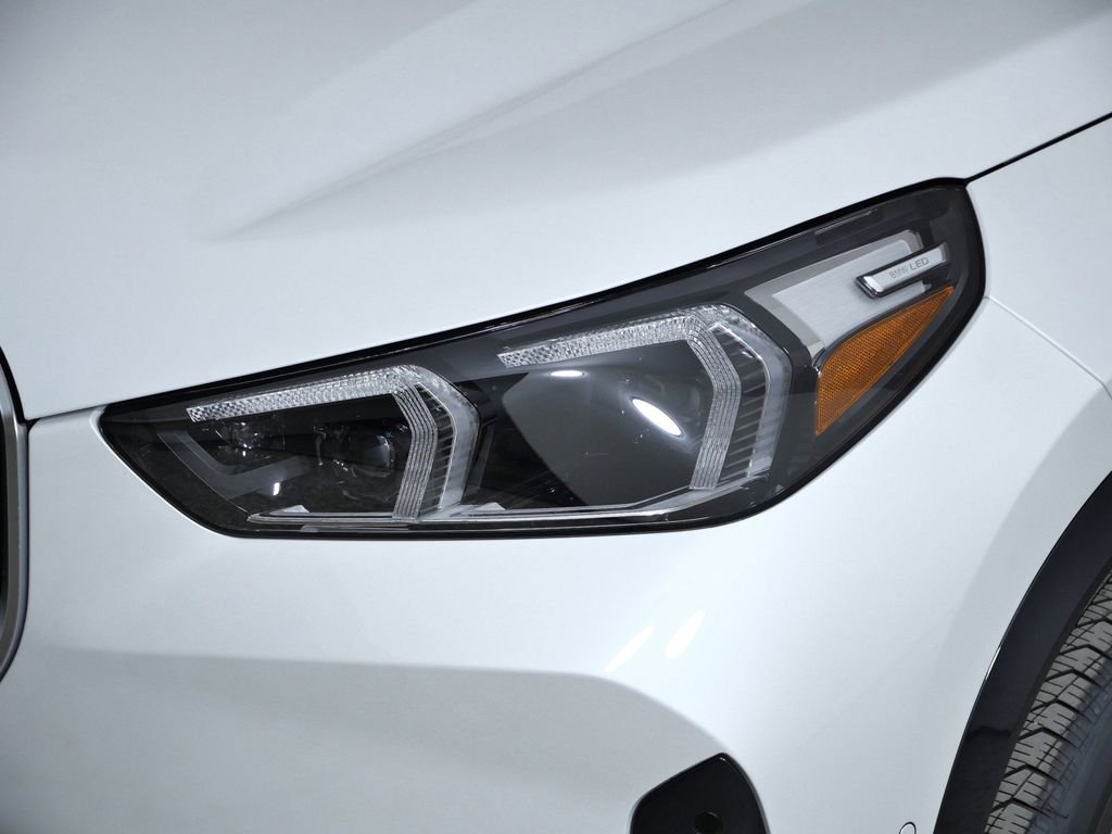 New 2026 Mineral White Metallic BMW xDrive28i image 3