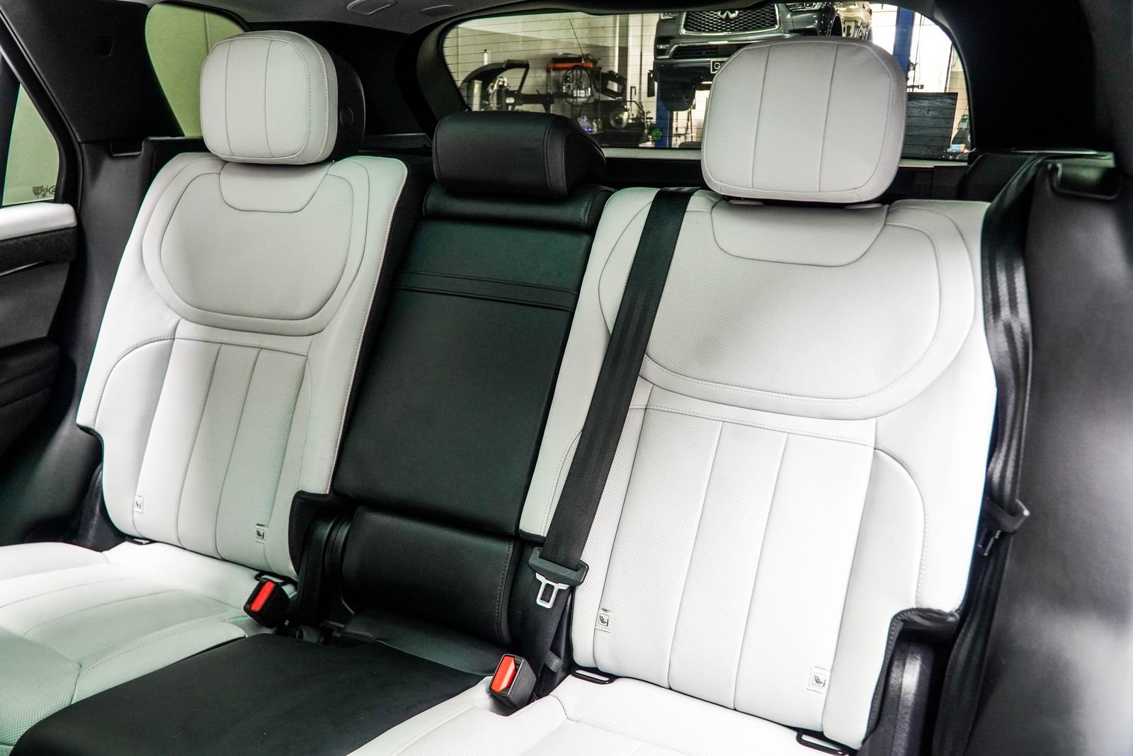 Used 2024 White Land Rover Dynamic SE image 43