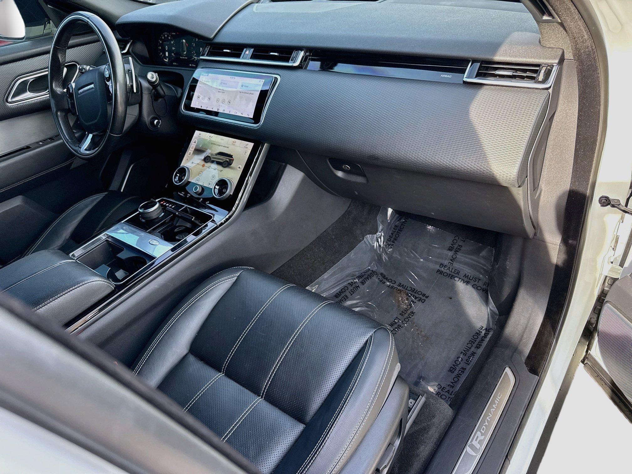 Used 2019 White Land Rover R-Dynamic SE image 13