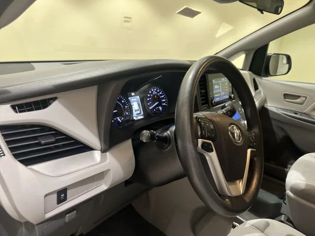 Used 2020  Toyota L image 9