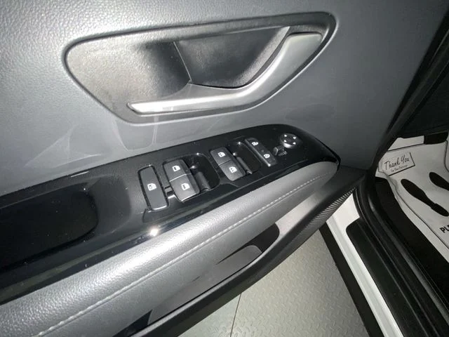 Used 2023 White Hyundai SEL Convenience image 13