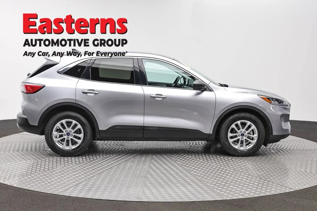 Used 2022 Silver Ford SE image 4