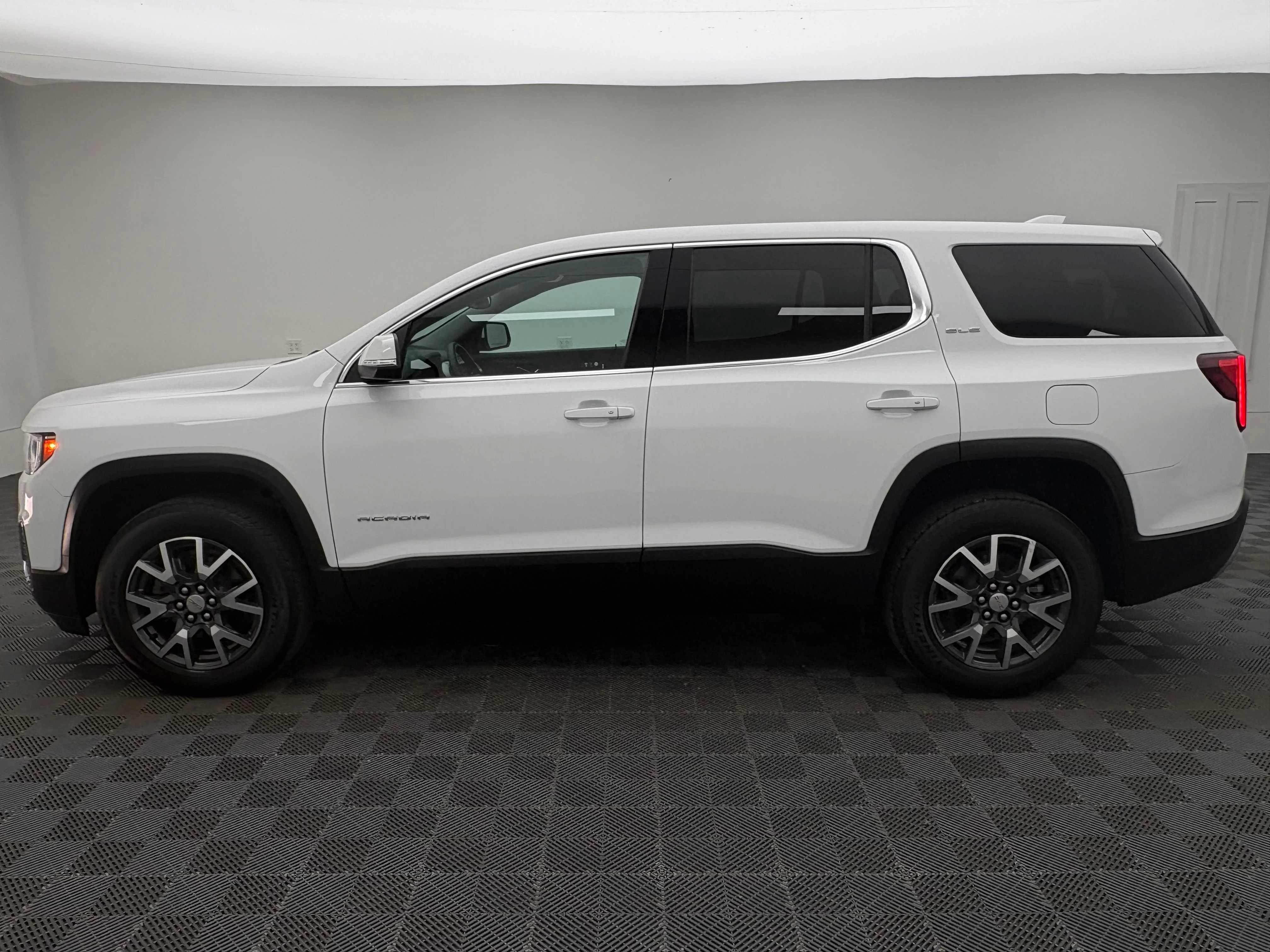 Used 2023 Summit White GMC SLE image 9