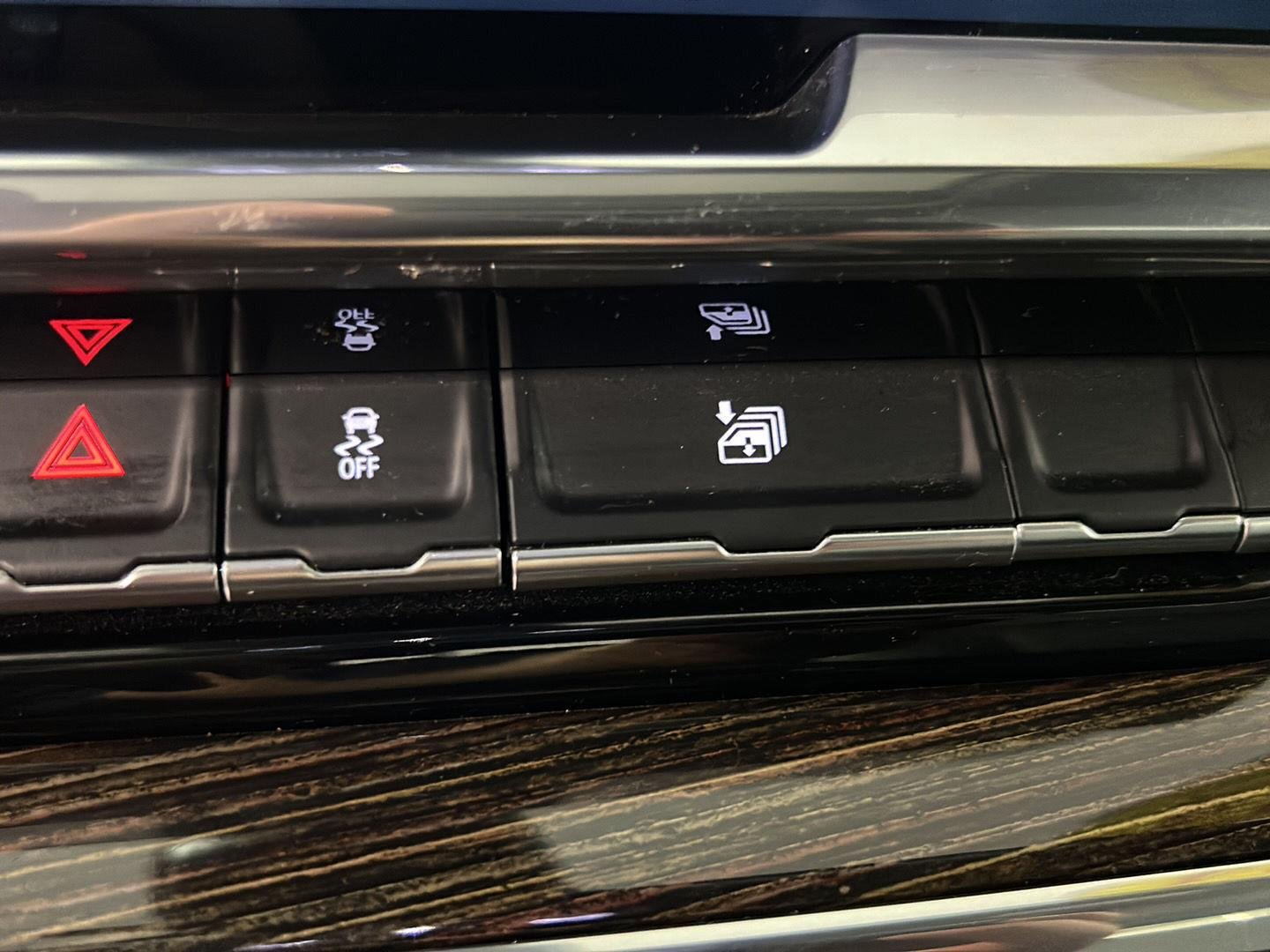 Used 2024 Onyx Black GMC Elevation image 27