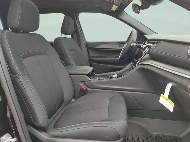 New 2026 Diamond Black Crystal Pearlcoat Jeep Laredo image 31