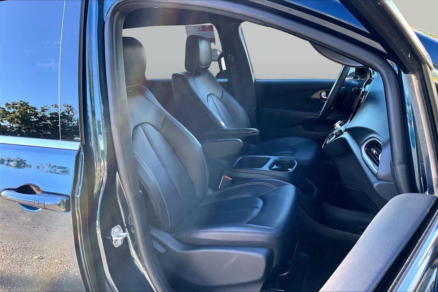 Used 2025 Fathom Blue Pearlcoat Chrysler Select image 9