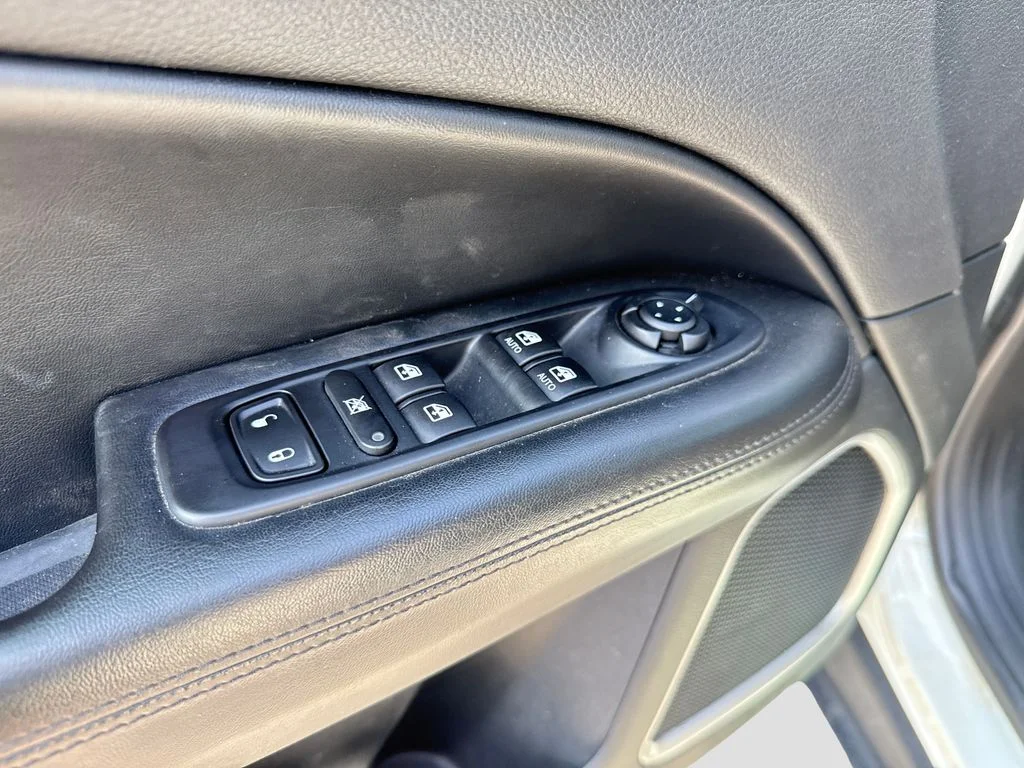 Used 2018 White Jeep Latitude image 11