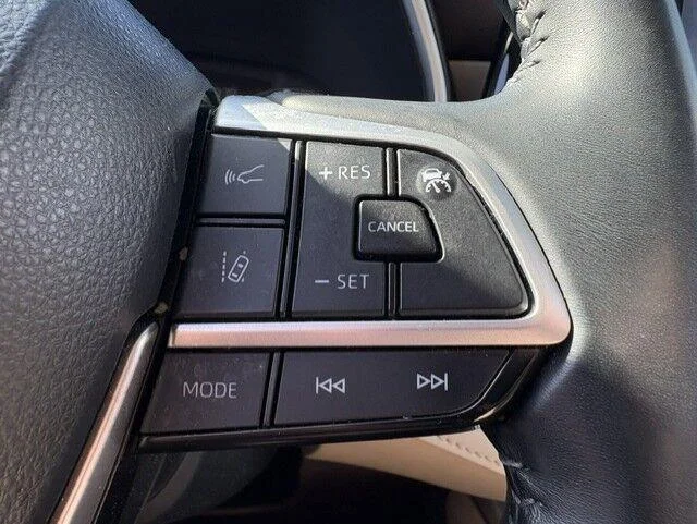Used 2022 Wind Chill Pearl Toyota XLE image 22